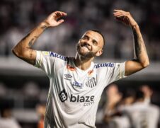 Guilherme fez dois gols na vitória santista