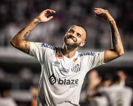 Guilherme fez dois gols na vitória santista