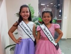 Em sua segunda edição, iniciada no dia dois de fevereiro, a idealização é fruto da parceria e da amizade entre Sophia Emanuelly, atual miss mirim da cidade de Santos, e Ana Clara de Almeida, representante da mesma categoria do município do Guarujá