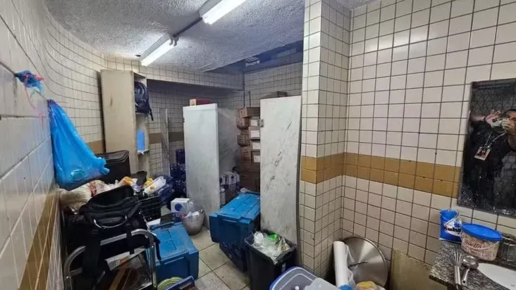 A cozinha improvisada foi fechada em operação conjunta com o Ministério Público Estadual e agentes do Instituto Municipal de Vigilância Sanitária