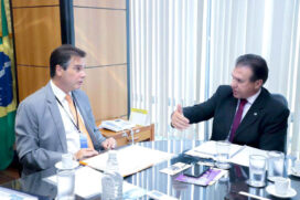 O diretor-executivo da Fhoresp, Édson Pinto, em reunião com o ministro do Trabalho Luiz Marinho (PT)