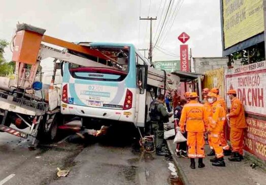 No momento do acidente, cerca de 15 pessoas estavam no veículo, duas morreram e três ficaram feridas