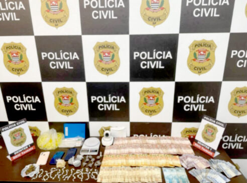 No total, foram encontrados 101 porções de crack, 14 de maconha e 1 pino de cocaína. Um caderno com anotações sobre o tráfico de drogas, embalagens, balança de precisão e R$ 2,7 mil em dinheiro