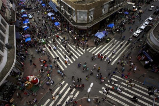 Cruzamento na região da rua 25 de Março em São Paulo