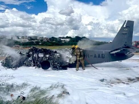 Aeronave da Polícia Federal cai logo após decolar e deixa dois mortos e um ferido