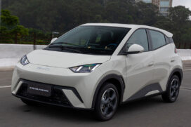 O Dolphin Mini tem motor de 75 cavalos de potência e 13,8 kgfm de torque, aceleração de zero a 100 km/h em 14,9 segundos e final de 130 km/h