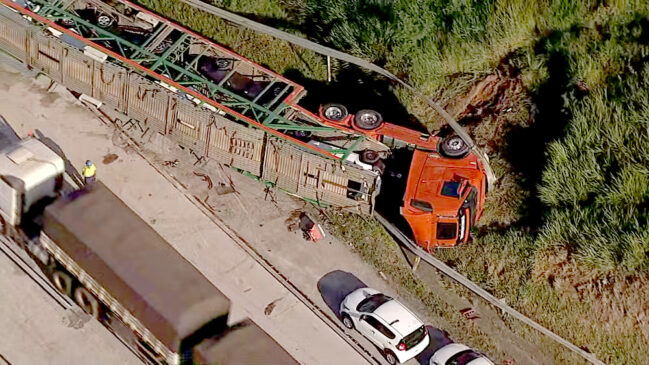 Caminhão cegonha carregado com dez carros tombou no Rodoanel Mario Covas, em São Paulo
