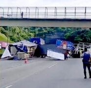 Tombamento de carreta em Embu das Artes causa interdição total no Rodoanel