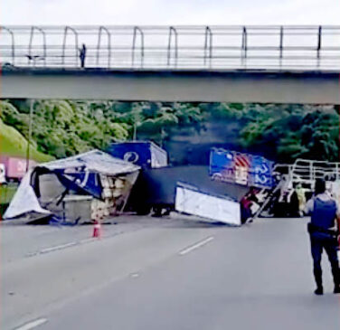 Tombamento de carreta em Embu das Artes causa interdição total no Rodoanel