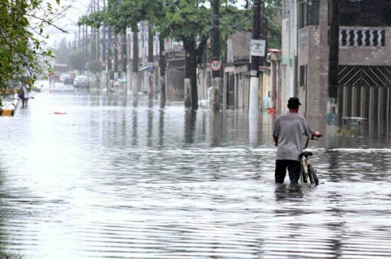 A Prefeitura de Santos, no litoral sul de São Paulo, colocou nesta quinta-feira (21) a cidade em estado de atenção para chuvas fortes e tempestades