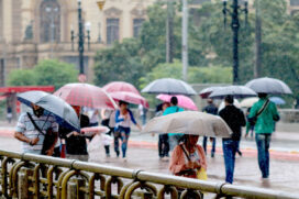 Segunda-feira amanheceu com chuva moderada na capital paulista