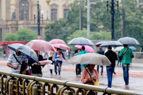Segunda-feira amanheceu com chuva moderada na capital paulista