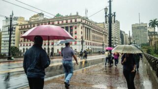 Na tarde deste domingo (17), as zonas leste e norte de São Paulo foram colocadas em estado de alerta