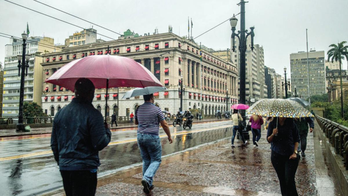 Na tarde deste domingo (17), as zonas leste e norte de São Paulo foram colocadas em estado de alerta