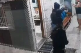 Imagens da câmera de segurança mostram os criminosos pulando o muro da casa