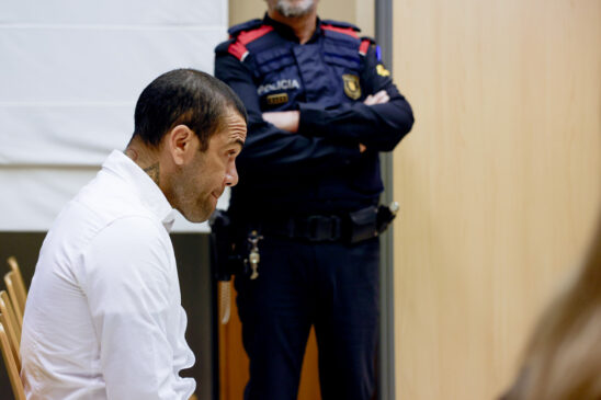 Caso a defesa de Daniel Alves pague a fiança solicitada, todos os passaportes devem ser entregues para que ele não deixe a Espanha.