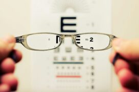 É fundamental ter cuidado com as informações e sempre buscar orientações médicas sobre a saúde ocular