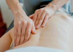 Se você sente dores musculares ou deseja corrigir sua postura, provavelmente já ouvir falar em sessões de pilates, quiropraxia e RPG