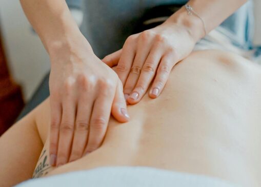 Se você sente dores musculares ou deseja corrigir sua postura, provavelmente já ouvir falar em sessões de pilates, quiropraxia e RPG