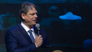 A aprovação de Tarcísio de Freitas, do Republicanos, teve um aumento de 10% entre dezembro de 2023 e março de 2024 na cidade de Santos