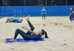A prática de exercícios funcionais na areia tem ganhado popularidade entre várias gerações