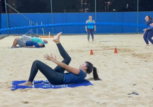 A prática de exercícios funcionais na areia tem ganhado popularidade entre várias gerações