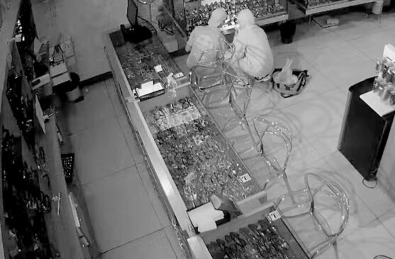 Criminosos furtam cerca de 300 relógios e 200 joias na zona leste de SP
