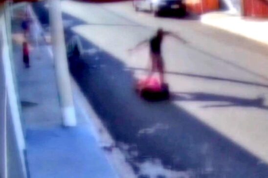 VÍDEO: Homem descumpre medida protetiva e espanca mulher na frente dos filhos