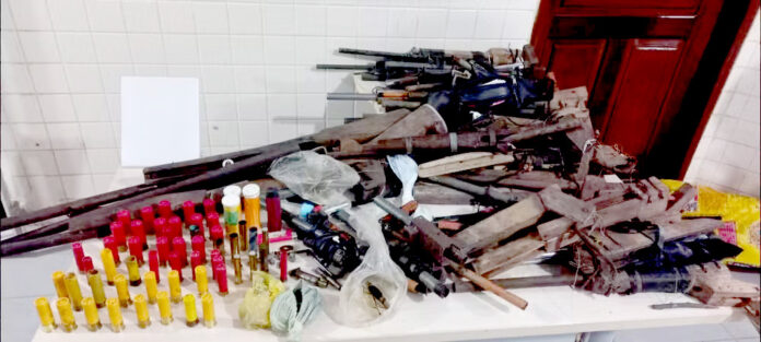 Na residência, foram encontradas 31 armas de fogo do tipo Bufete, quatro armas longas, além de munições