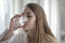 Beber água é fundamental para o funcionamento de todo o organismo