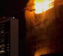 Segundo informações, os Bombeiros já foram acionados para conter o fogo, que já atingiu dois andares do edifício