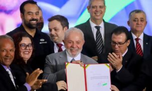 Lula assina projeto que regulamenta a profissão de motorista