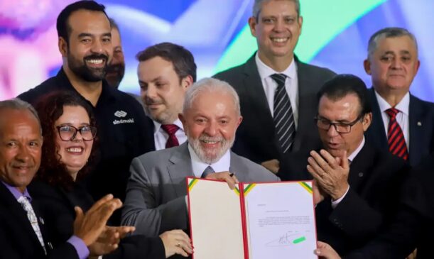 Lula assina projeto que regulamenta a profissão de motorista