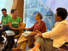 Marina Silva recebendo carta de Jovens Negociadores pelo Clima