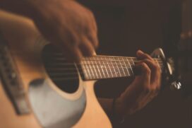 Um estudo divulgado pela revista científica Lancet apontou que ouvir música ajuda os pacientes durante procedimentos cirúrgicos e consultas