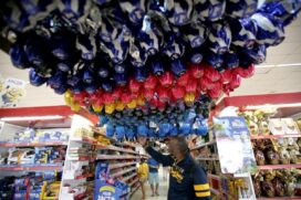 Nos kits há uma sacola térmica com ovos de Páscoa, caixa de bombons e colomba pascal