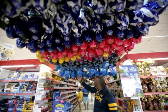 Nos kits há uma sacola térmica com ovos de Páscoa, caixa de bombons e colomba pascal