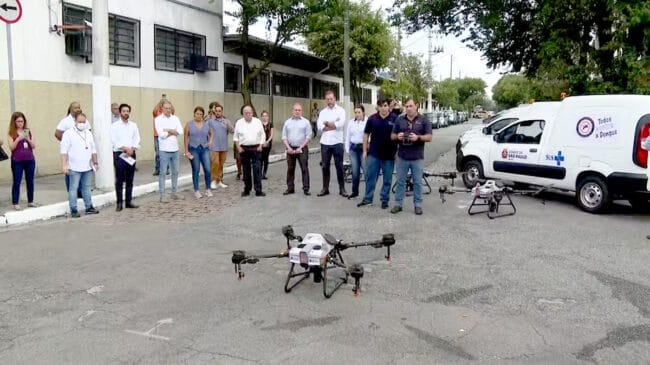 Os equipamentos disparam larvicidas em locais onde os agentes de saúde não conseguem acessar, como telhados e em terrenos baldios