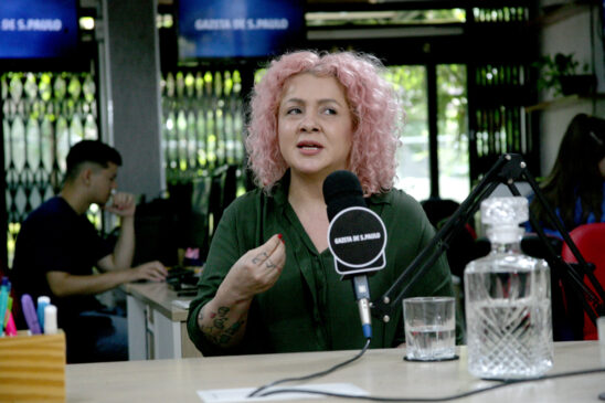 Carla D'Elia é professora de inglês e idealizadora do Save Me Teacher