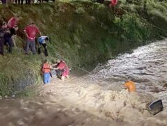 Após cair em córrego, duas pessoas são resgatadas durante chuva em Lins; confira VÍDEO