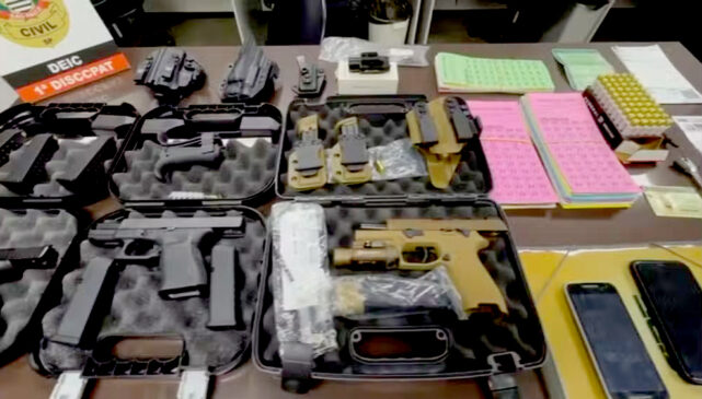 As autoridades apreenderam três pistolas, munição, cerca de 200 cartelas de rifas preenchidas e um celular em SP