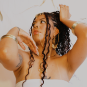 Gabi d'Oyá lança seu primeiro álbum 'Odara'