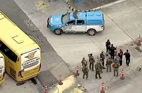 Homem faz 17 reféns em rodoviária do Rio e se entrega 3h depois