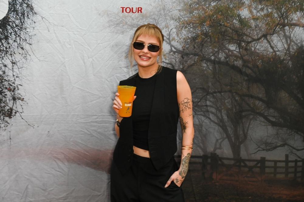 Luísa Sonza faz show surpresa em SP