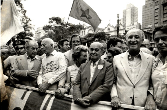 O governador do Rio de Janeiro, Leonel Brizola, o deputado federal Ulysses Guimarães, o governador de Minas Gerais, Tancredo Neves, e o senador Fernando Henrique Cardoso participam da campanha pelas Diretas Já! em São Paulo