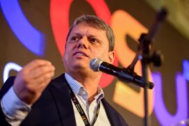 Tarcísio discursando em evento