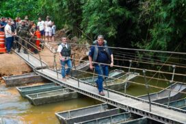 Tarcísio de Freitas durante ação em Ubatuba, neste domingo