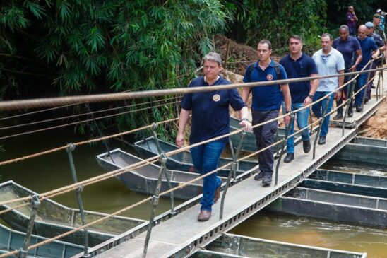 Tarcísio de Freitas sobre ponte provisória em Ubatuba, no litoral norte paulista