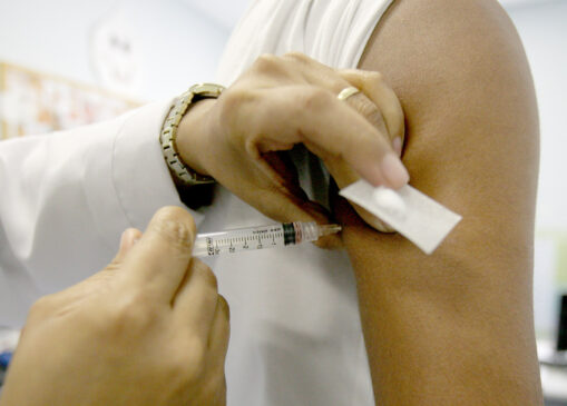 Após um mês do início da vacinação contra à dengue, o estado de São Paulo vacinou apenas 33,9% do público-alvo de 10 a 14 anos