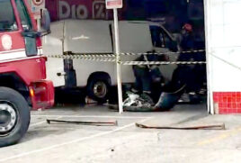 Van desce ladeira, invade supermercado e deixa 1 morto e 8 feridos em Perus